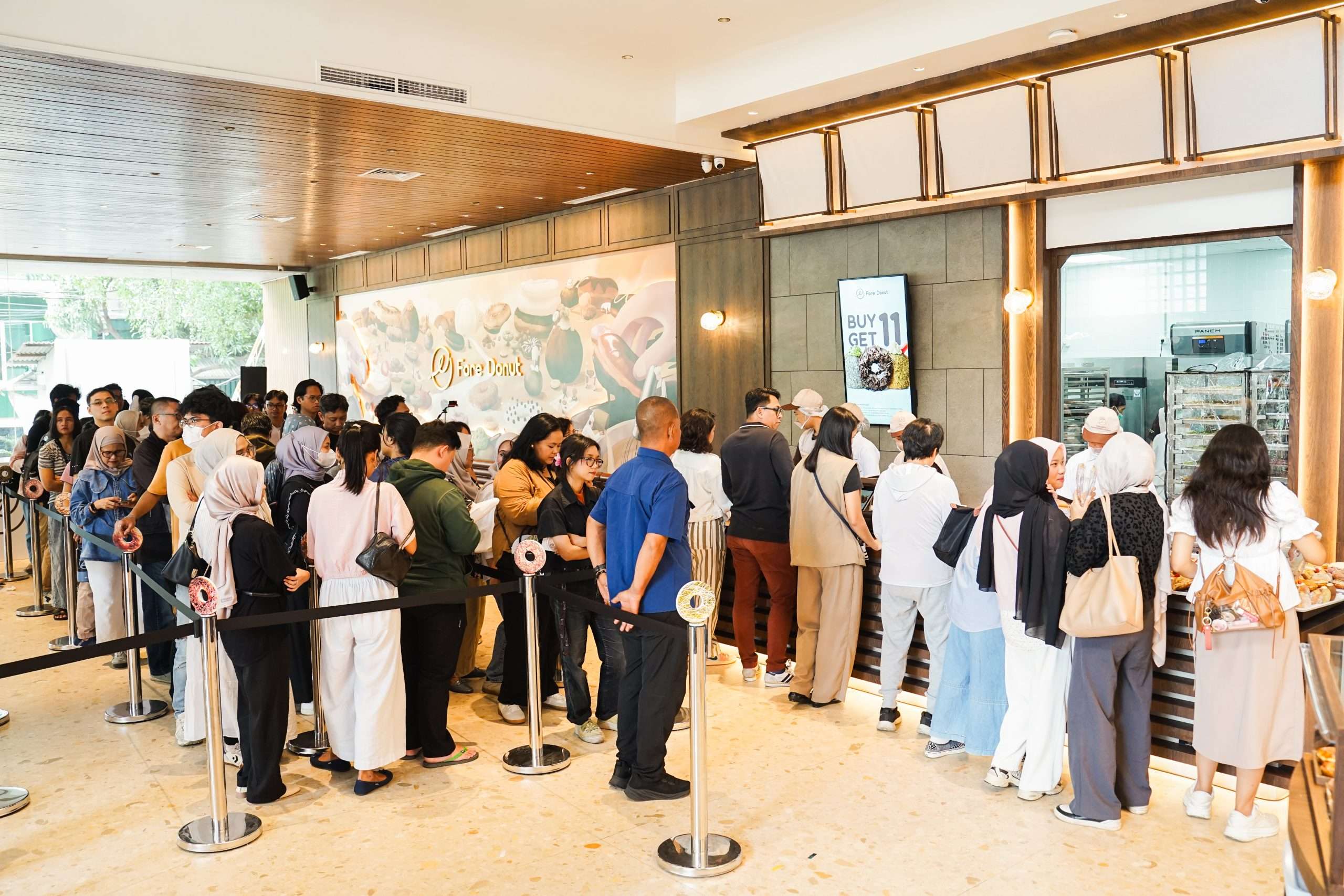 Queue line at the opening of Fore Donut Panglima Polim